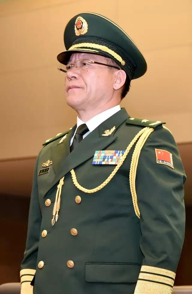 武警部队司令员王宁宣读国务院,中央军委命令,政委孙思敬主持晋衔仪式