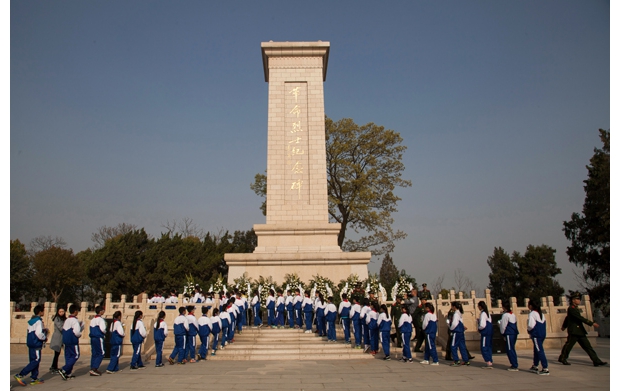 随州市各界祭扫革命烈士陵园,缅怀革命先烈,图为学生向革命烈士纪念碑